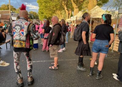 Visiteurs circulant entre les stands du festival