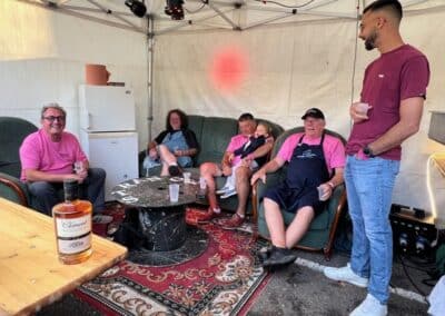 Bénévoles se reposant dans l’espace de restauration