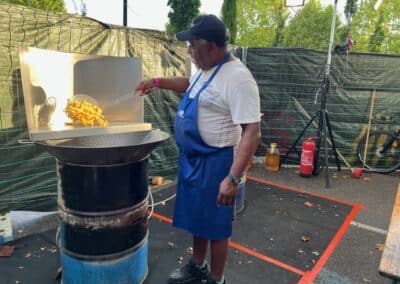 Cuisinier remuant une grande marmite au festival