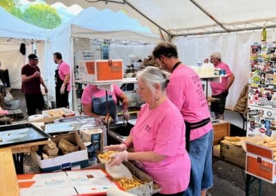 Bénévole préparant des assiettes au stand de restauration