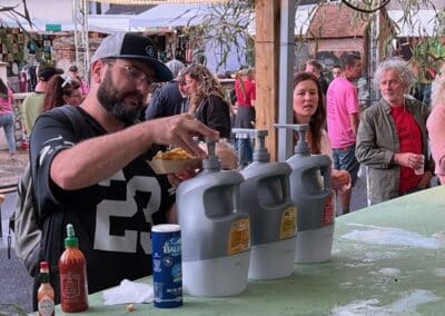 Équipe du bar servant des boissons aux festivaliers