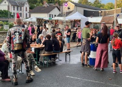 Foule du festival Strange sous les arbres