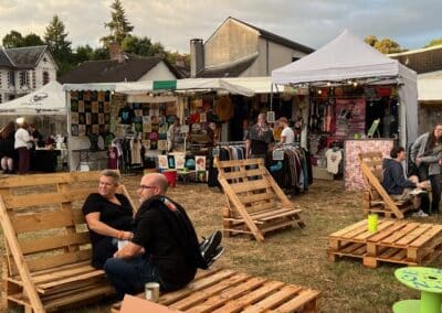 Stand aménagé avec des palettes et des tables
