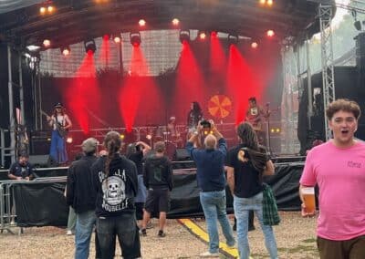 Bénévoles réunis près de la scène éclairée en rouge