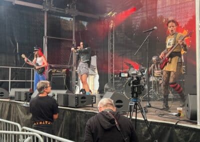 Groupe en concert sur la scène rouge du festival