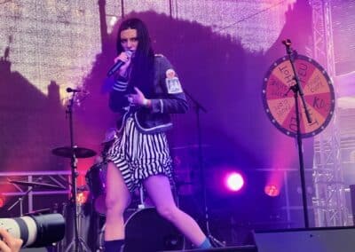 Chanteuse punk sur la scène éclairée en violet