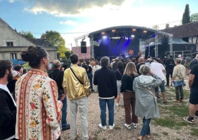 Public face à la scène éclairée en bleu
