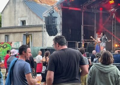 Public regardant un concert sous une lumière rouge