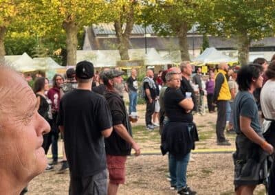 Festivaliers marchant dans les allées arborées