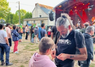 Tatoueur réalisant un tatouage pendant le festival
