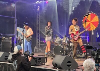 Groupe jouant sur la scène éclairée en violet