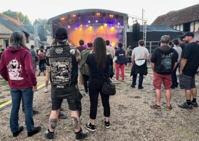 Public serré devant la scène du festival