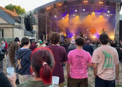 Foule devant une scène éclairée en orange