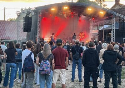Public devant la scène rouge du festival