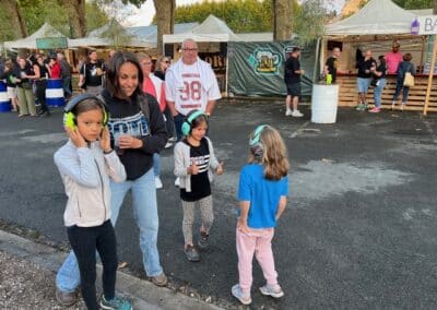Quatre jeunes festivaliers posant ensemble