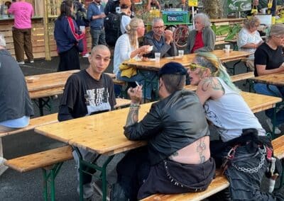 Festivaliers assis autour d’une table de pique-nique