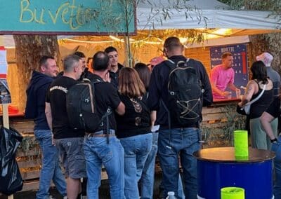 Foule devant un bar et des stands de restauration