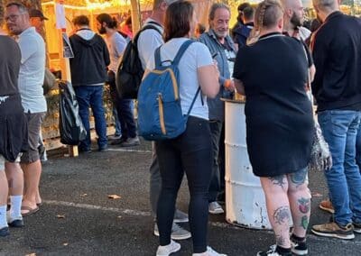 Festivaliers discutant dans une file d’attente