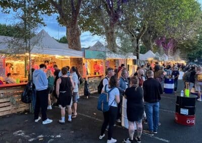 Public près des stands à la tombée du jour