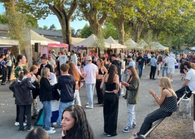 Foule circulant dans le festival en journée