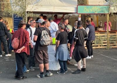 File de visiteurs devant un stand