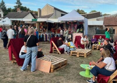 Petit stand présentant des objets et accessoires