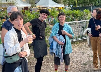 Trois festivaliers discutant dans l’allée
