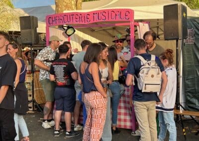 Public devant le stand de la Charcuterie musicale