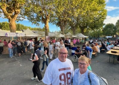 Festivalier en chemise blanche au milieu de la foule