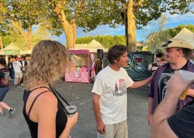 Deux festivaliers discutant près d’un arbre