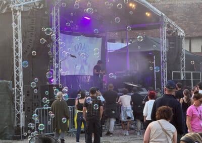 Scène violette et foule du festival Strange