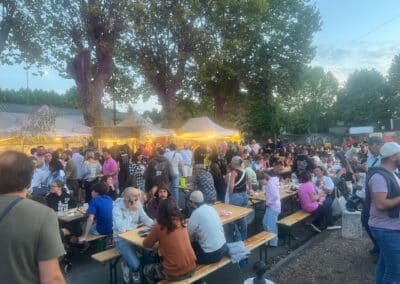 Stands et visiteurs à la tombée du jour