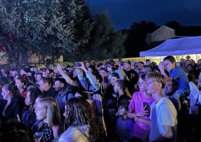 Foule du concert baignée de lumière bleue