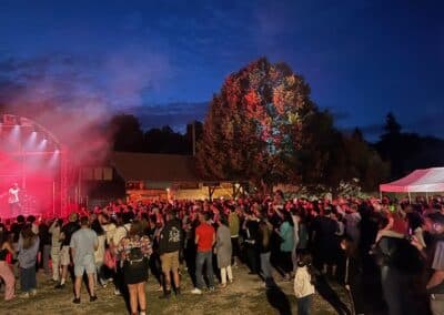 Foule près d’un arbre éclairé en rouge