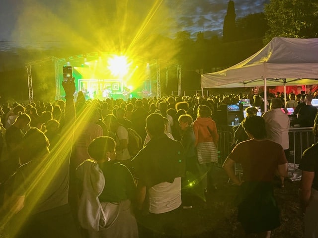 Public devant la scène du festival Strange éclairée en jaune