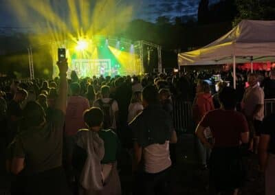 Concert sous une lumière jaune devant le public