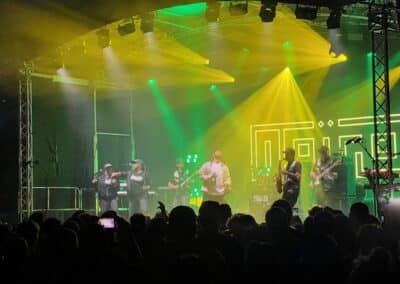 Musiciens sous des projecteurs verts et jaunes