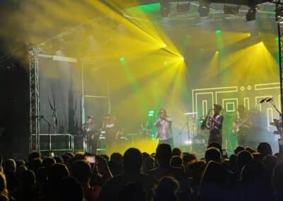 Concert baigné de lumière jaune