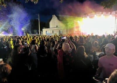 Scène très éclairée face à la foule
