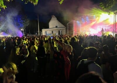 Foule nocturne face à la scène du festival Strange