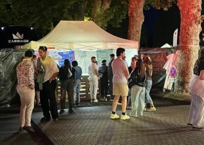 Festivaliers près des stands de nuit