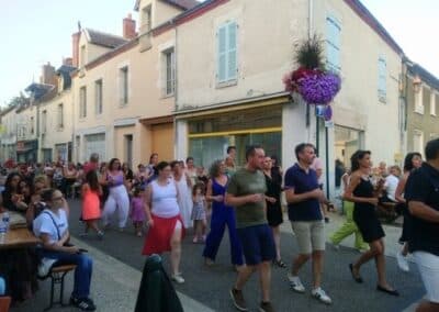 Une foule nombreuse danse dans une rue du centre-ville