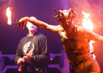 Artiste manipulant des flammes pendant le festival
