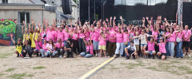 Grande photo de groupe des bénévoles en rose