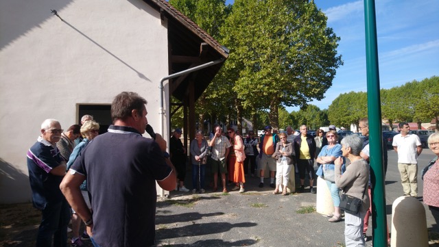 Groupe de visiteurs devant l’ancien alambic lors des Journées du patrimoine