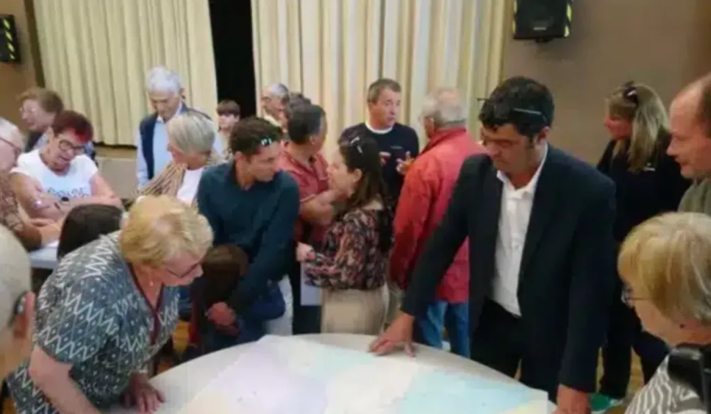 Des habitants et des élus échangent autour d’une table lors d’une commission citoyenne
