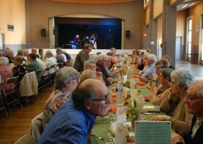 Le repas des retraités réunit de nombreux convives devant la scène