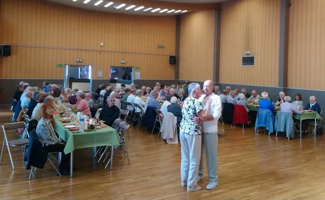 Un couple danse au centre socio-culturel pendant le repas annuel des retraités