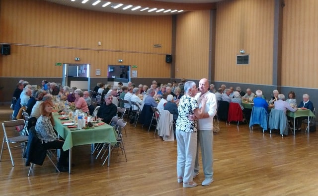 Un bon repas pour les retraités